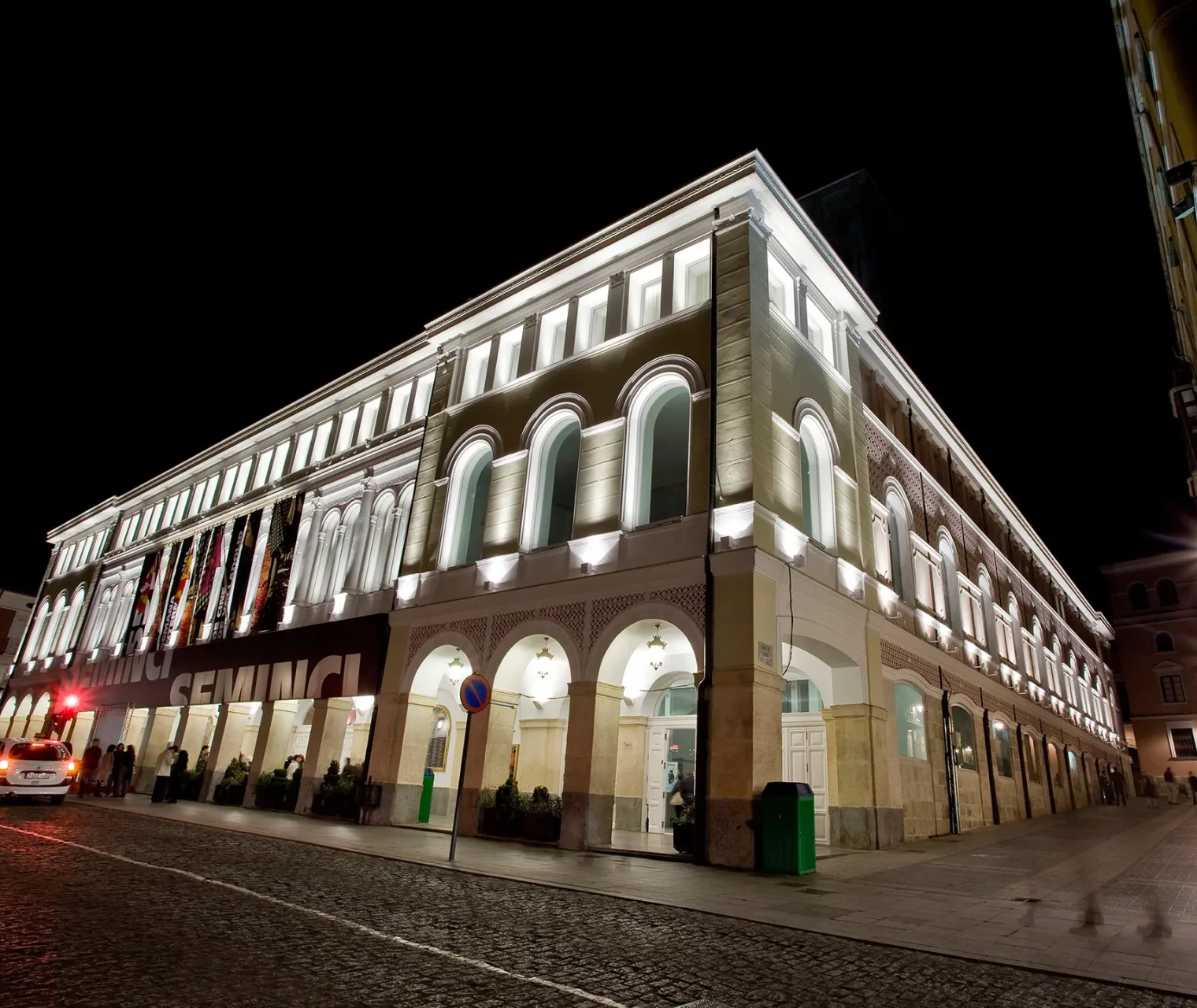 Teatro Calderón y Sala de Exposiciones